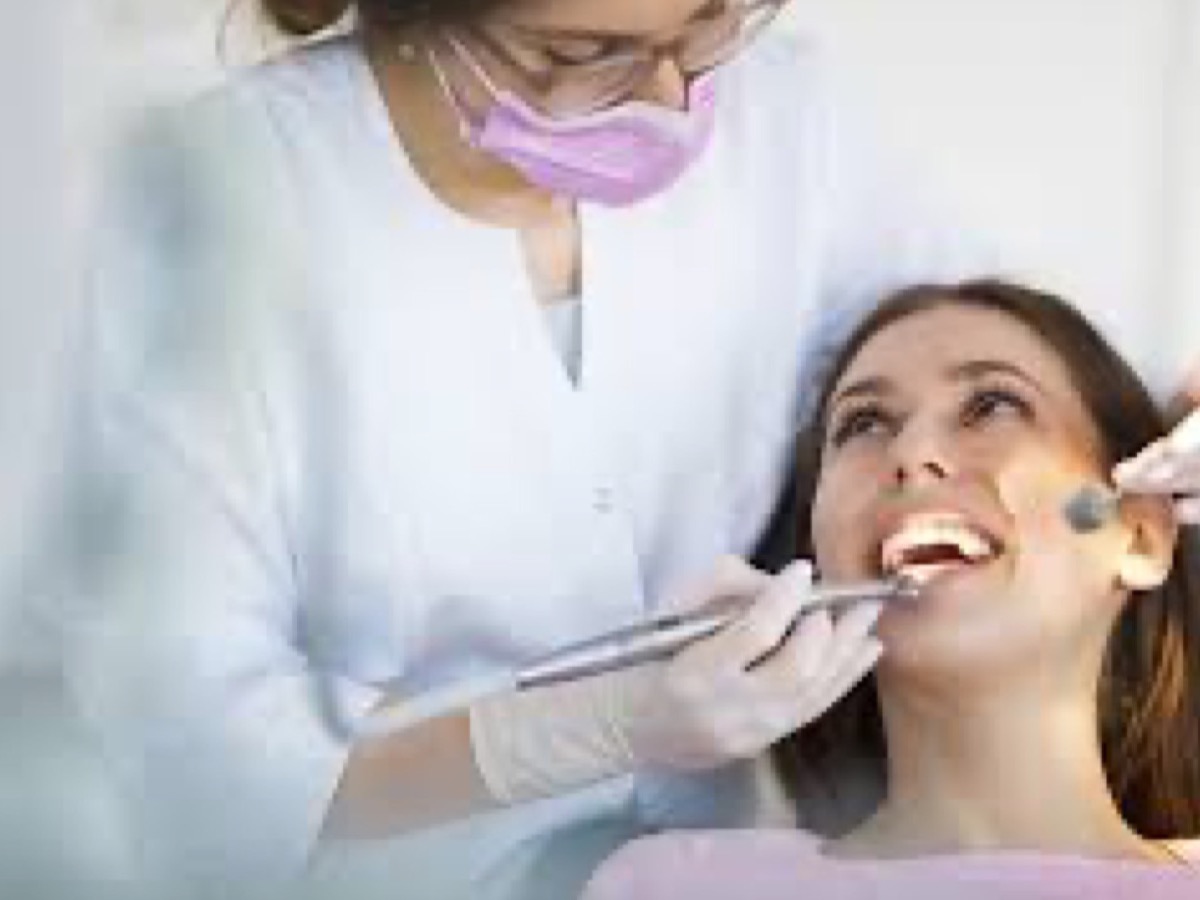 Equipe odontológica em ambiente acolhedor